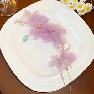 Pince à cheveux fleur en tissu violet style fée avec élégant gland de perles sur plateau