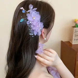 Pince à cheveux élégante en tissu violet avec de longs glands en perles