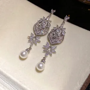 Eleganti orecchini pendenti a cuore e foglia con cristalli scintillanti e perle bianche