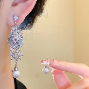 Eleganti orecchini pendenti in argento con foglie di cristallo, cuore e perla bianca
