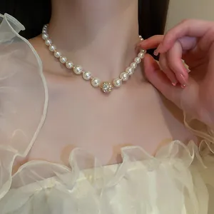 Vintage-Perlen-Choker-Halskette mit einer funkelnden Strasskugel-Anhänger für Damen