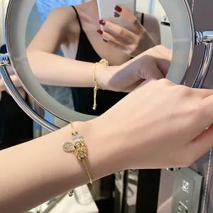Bracelet élégant plaqué or avec breloque cœur et chaîne coulissante ajustable au poignet