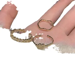Élégant ensemble de trois bagues plaquées or avec breloque cœur et design de chaîne