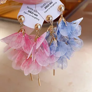 Detail of mesh flower drop earrings with S925 silver needles in pink and blue