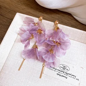Boucles d'oreilles pendantes fleurs de gaze violette et glands dorés style champêtre