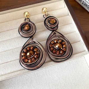 Elegantes pendientes vintage hechos a mano con cuentas de cristal marrón y alambre