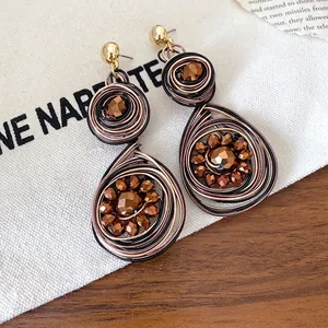 Pendientes retro exagerados envueltos en alambre con cuentas de vidrio bronce y tachuelas