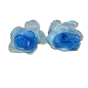 Coppia di eleganti orecchini a lobo a fiore in rete blu con perni in argento 925
