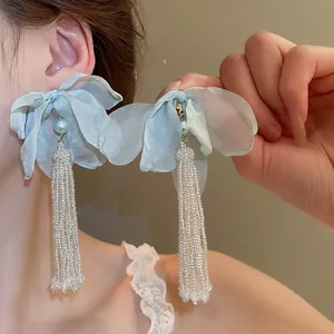 Eleganti orecchini a nappa con fiori in chiffon azzurro e perline bianche in argento