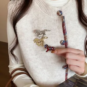 Vintage Alloy Rhinestone Horse Brooch For Women High-End Enamel Animal Breastpin Fashion Apparel Accessories Jewelry Gift