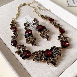 Ensemble collier et boucles d'oreilles vintage style palais avec gemmes rouges et feuilles