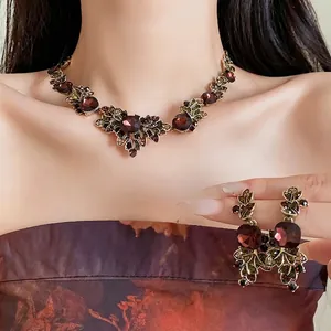 Collier Vintage de Style Palais en Cuivre avec Strass Feuille Carrée Rouge Or Incrusté Ras du Cou Chaîne de Clavicule Bijoux pour Femmes Cadeau