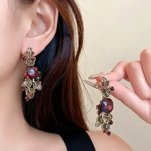 Boucles d'oreilles vintage style palais avec cristal carré et feuilles de strass.