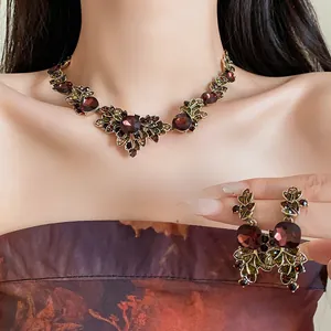 Parure collier et boucles d'oreilles style palais vintage avec strass rouge foncé
