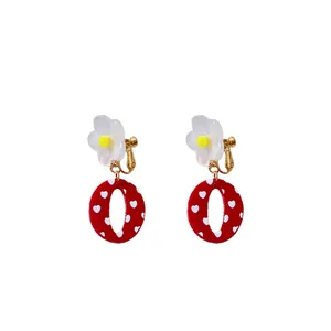 Pendientes de clip de resina roja vintage con un lindo diseño de patrón de corazón blanco