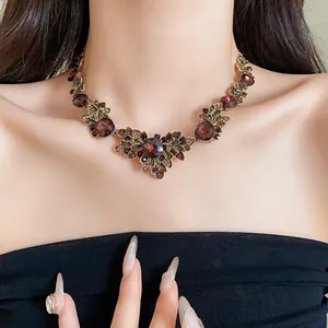 Collier style cour vintage avec cristaux bruns et détails sertis de diamants en feuille