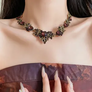 Gros plan d'un collier vintage à strass en forme de feuille carrée pour les détails