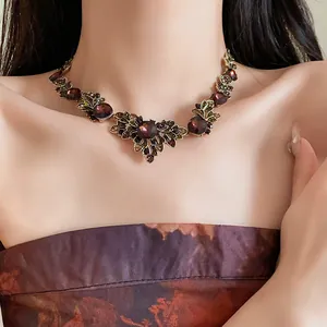 Gros plan d'un collier de style palais vintage avec des cristaux violets au cou