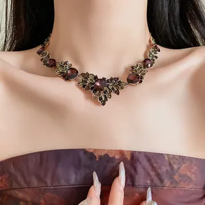 Élégant collier de style palais vintage avec strass feuilles violettes sur mannequin