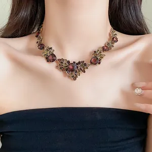 Gros plan d'un collier de style médiéval vintage avec des strass carrés et motifs de feuilles