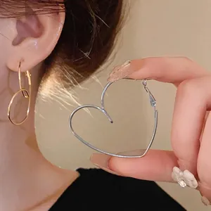 Boucles d'Oreilles Clous Forme de Cœur Creux Minimaliste Pour Femmes Élégantes Boucles d'Oreilles Cœur en Alliage Plaqué Or Argent