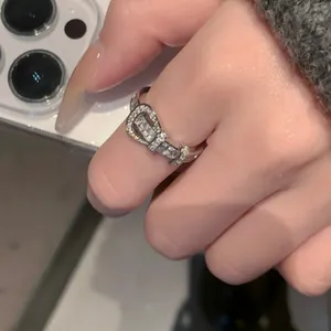 Bague ouverte élégante en zircon plaqué or 18 carats avec boucle fer à cheval pour femme