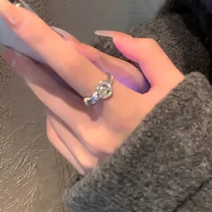 Bague ouverte à boucle fer à cheval plaquée or 18 carats avec pierres de zircone
