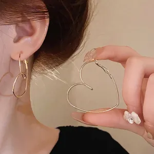 Élégantes créoles dorées en forme de cœur pour femmes, style minimaliste et chic