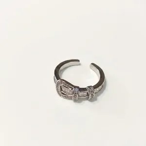 Bague ouverte élégante plaquée or 18 carats avec motif de boucle en fer à cheval et zircon