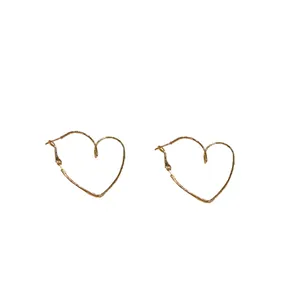 Boucles d'oreilles créoles élégantes en forme de cœur évidé plaquées or pour femme