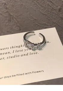Détail macro d'une bague fer à cheval plaquée or 18 carats avec des oxydes de zirconium.