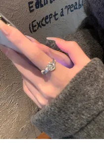 Vue détaillée d'une bague à boucle en forme de fer à cheval avec des zircons brillants