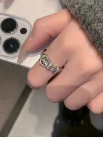 Gros plan de la bague fer à cheval plaquée or 18 carats ornée de zircons brillants.