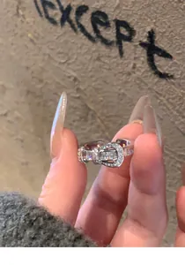 Bague à boucle fer à cheval en argent avec zircons brillants en gros plan détaillé