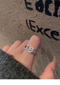Détail macro d'une bague fer à cheval plaquée or 18K avec zircons scintillants