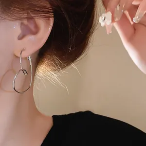 Gros plan détaillé de boucles d'oreilles en cœur évidé en argent sur le mannequin