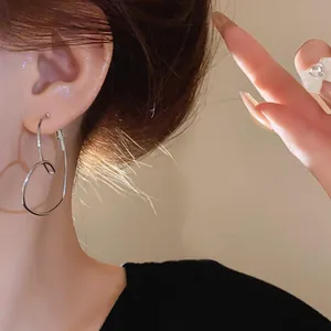 Gros plan détaillé de boucles d'oreilles créoles élégantes en forme de cœur argenté