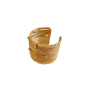 Elegante bracciale rigido dorato a più strati con scintillanti accenti di cristallo