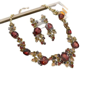 Parure de bijoux vintage de style cour avec collier floral à gemmes rouges et boucles