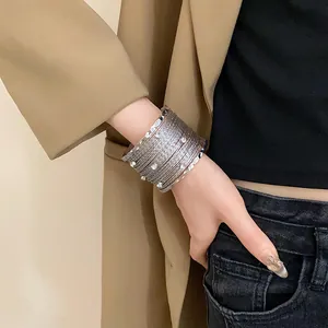 Primo piano di un elegante bracciale a fascia multistrato in argento con strass lucenti