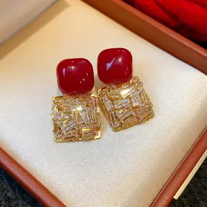 Boucles d'oreilles carrées en zircone de style vintage avec accents rouges et or.