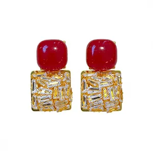 Boucles d'oreilles carrées style palais vintage avec pierres rouges et zircons baguette