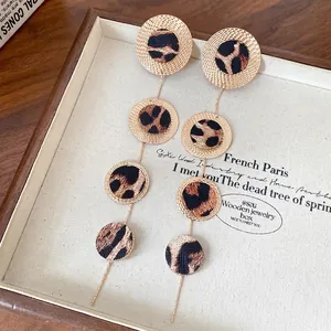 Boucles d'oreilles pendantes léopard élégantes avec éléments circulaires dorés texturés