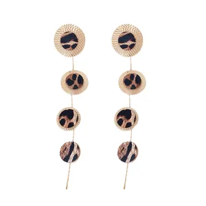 Boucles d'oreilles pendantes en cuir léopard avec des accents circulaires dorés