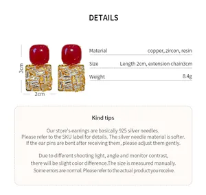 Vue détaillée montrant les dimensions des boucles d'oreilles carrées en zircon de style vintage