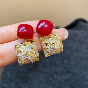 Gros plan détaillé de boucles d'oreilles vintage de luxe avec zircons et rouge vif