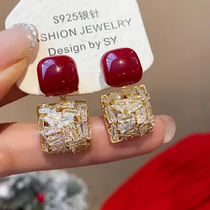 Boucles d'oreilles carrées vintage avec cabochon rouge et baguettes en cristal