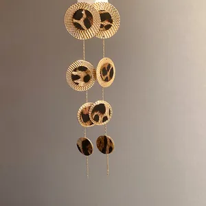 Gros plan de boucles d'oreilles léopard dorées luxueuses avec cercles pendants