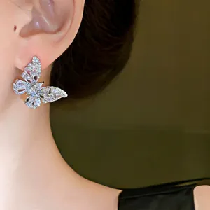 Eleganti orecchini a farfalla in argento con zirconi brillanti per donne moderne