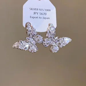 Eleganti orecchini a lobo a farfalla in argento con pietre di zirconia per donne